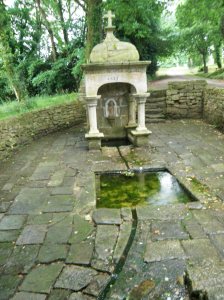 Au détour d'un chemin, la fontaine saint-Clair à Limerzel