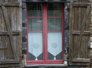 Fenêtre d'une maison à Guenrouët. On commence à voir des coquilles partout.
